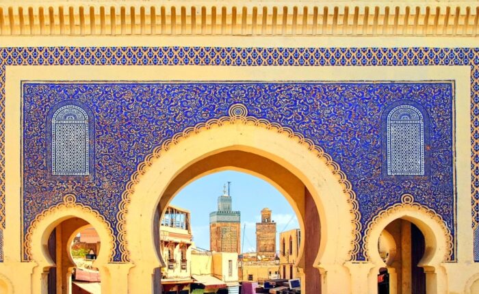 La puerta azul de Fez durante el viaje de 3 días por el desierto de Tánger a Marrakech atravesando la ciudad azul.