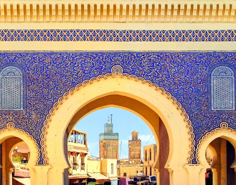 La puerta azul de Fez durante el viaje de 3 días por el desierto de Tánger a Marrakech atravesando la ciudad azul.