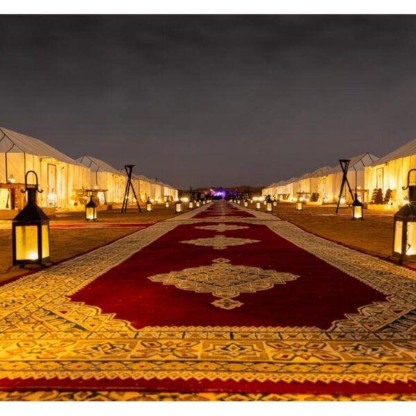 Un campo nel deserto a Merzouga durante il tour di 10 giorni da Fes.