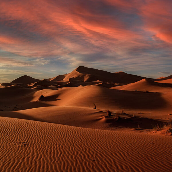 Dunas de arena durante la puesta de sol con nuestro viaje de 6 días desde Essaouira.