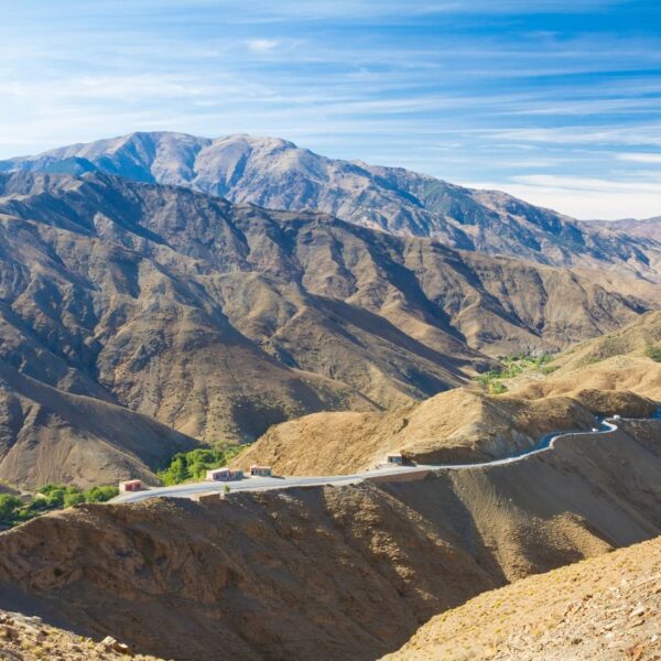 Una strada tortuosa nelle montagne dell'Atlante, un'attrazione del viaggio di 3 giorni da Tetouan.