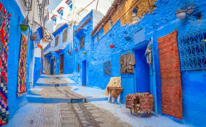 Una strada blu in Marocco durante il tour di 3 giorni da Marrakech a Chefchaouen passando per le città imperiali.