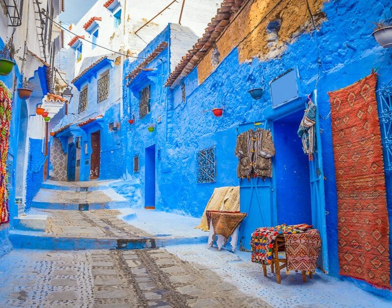 Una strada blu in Marocco durante il tour di 3 giorni da Marrakech a Chefchaouen passando per le città imperiali.