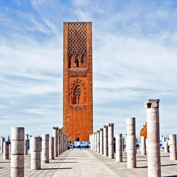 Il minareto della torre di Hassan a Rabat, in Marocco, durante il tour di 14 giorni in Marocco da Marrakech.