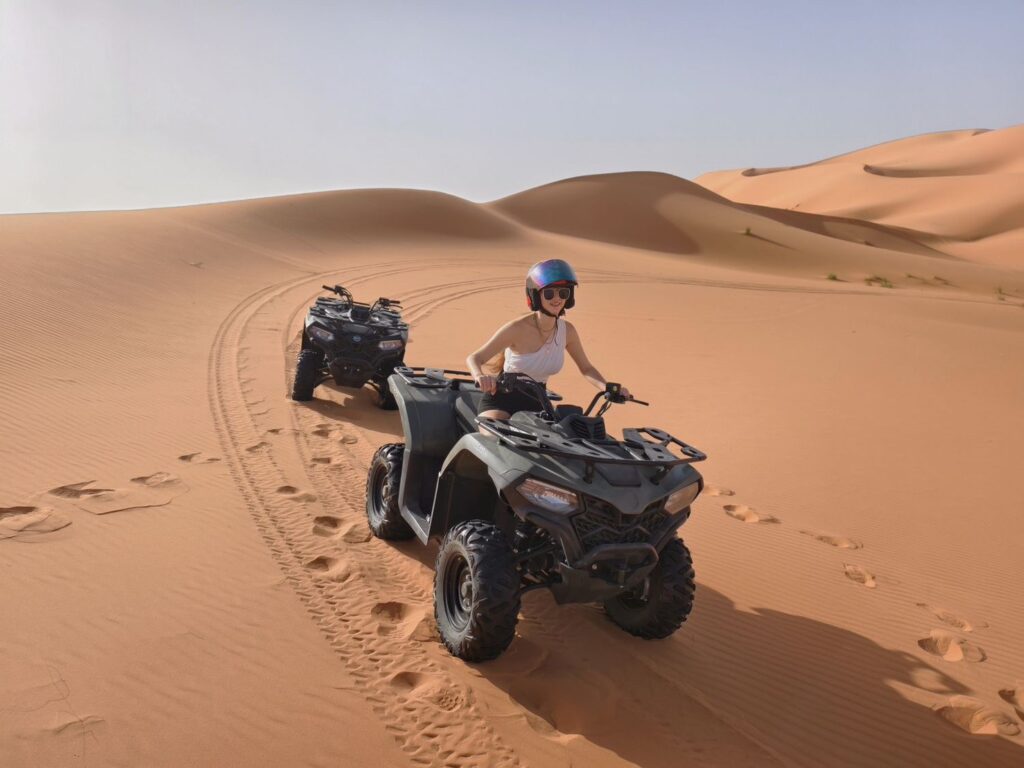 桑薩在梅爾祖卡沙漠騎乘全地形車（ATV）。