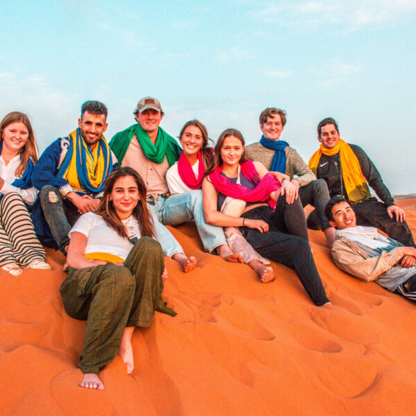 Un grupo disfrutando de su excursión compartida en el desierto de Merzouga desde Marrakech.