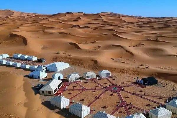 Campamento en el desierto de Merzouga, donde pasaremos la noche de nuestro tour compartido de 3 días desde Marrakech.