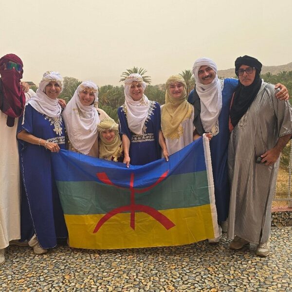 Un grupo de turistas disfrutando de su viaje compartido desde Marrakech con ropa bereber.