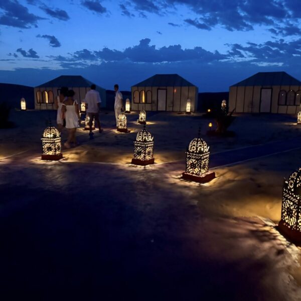 Campamento en el desierto por la noche durante la excursión compartida de 3 días desde Marrakech.